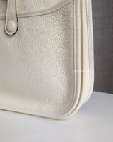 Hermes Evelyne III 23 | Cream Taurillon Clemence Gold Hardware-details