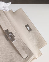 Hermes Kelly 28 | Craie Taurillon Clemence Palladium Hardware-details