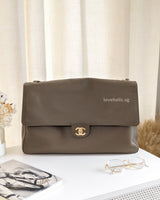 Maxi Flap 38cm | 26A Dark Khaki Caviar Gold Hardware