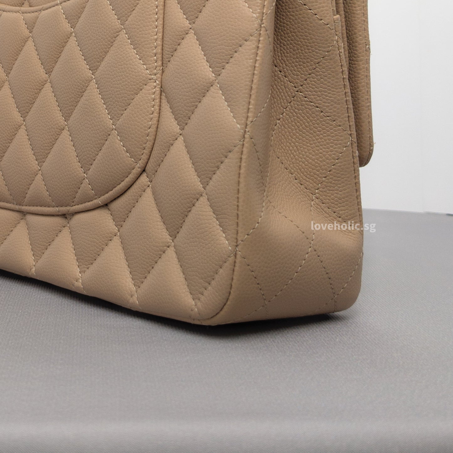Classic Flap Medium | 19B Dark Beige Caviar Light Gold Hardware