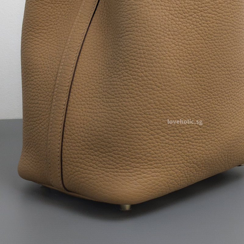 Picotin Lock 18 Biscuit Taurillon Clemence Gold Hardware