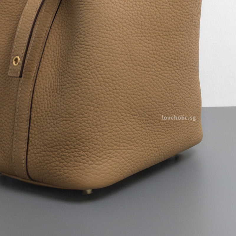 Picotin Lock 18 Biscuit Taurillon Clemence Gold Hardware