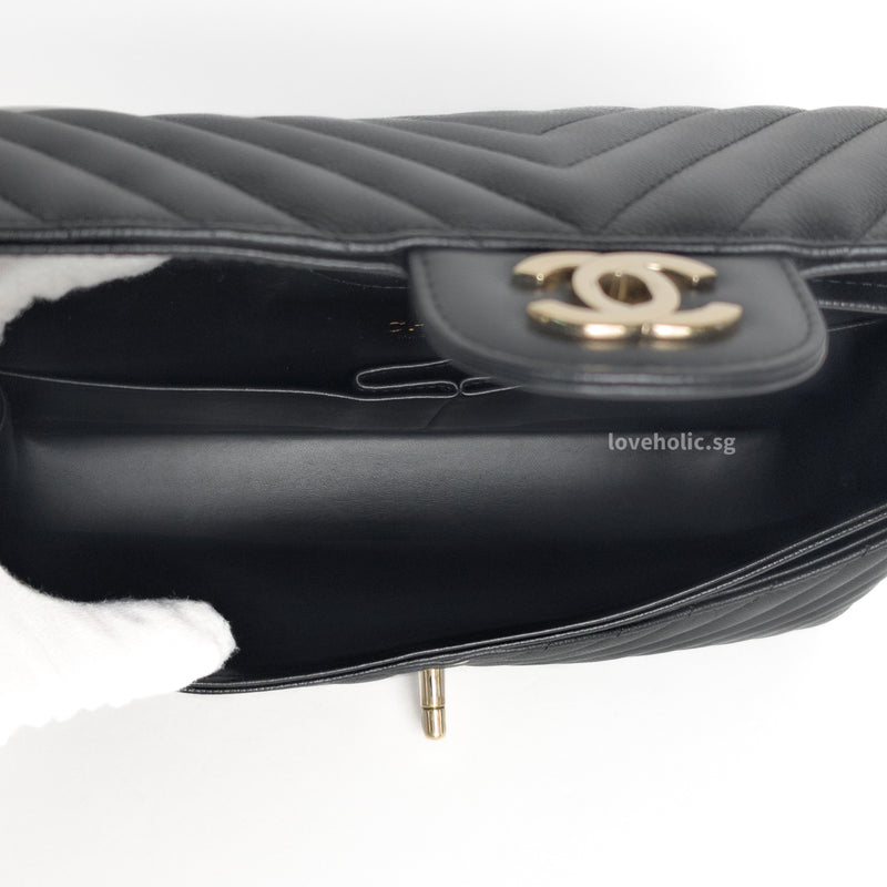 Chanel Classic Flap Chevron Medium | Black Caviar Light Gold Hardware