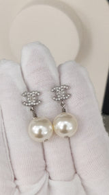 Classic CC Earrings with Pearl Silver Hardware