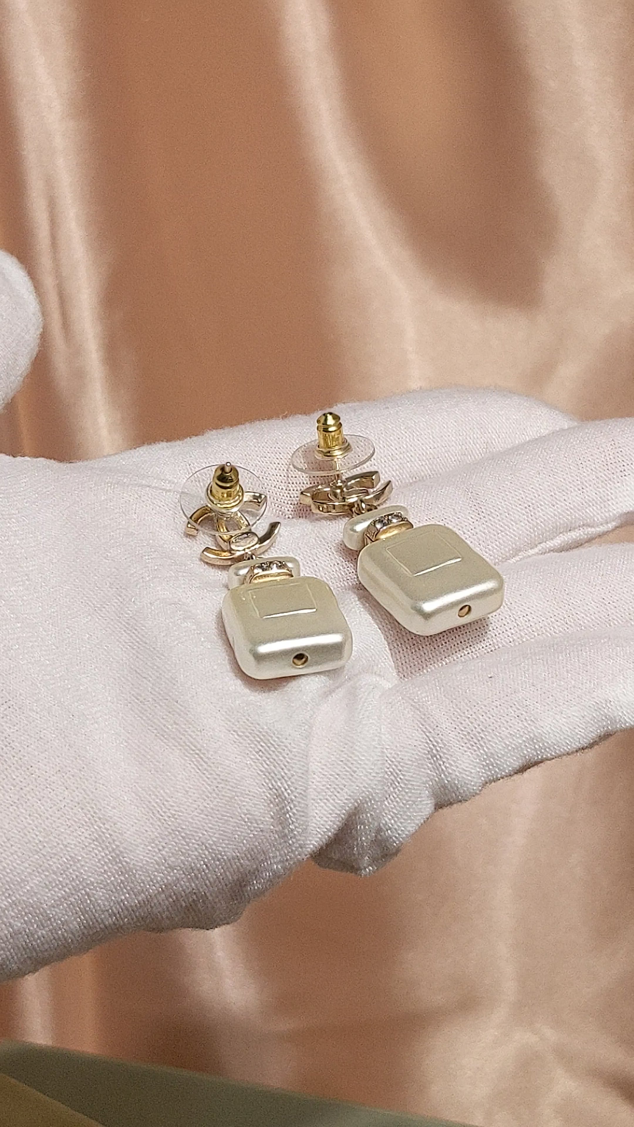 【CHANEL】NO.5 PERFUME BOTTLE EARRINGS 香水瓶 ピアス Chanel Gold Metal Resin No. 5 Perfume Bottle CC Drop