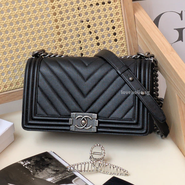 Chanel chevron caviar discount medium